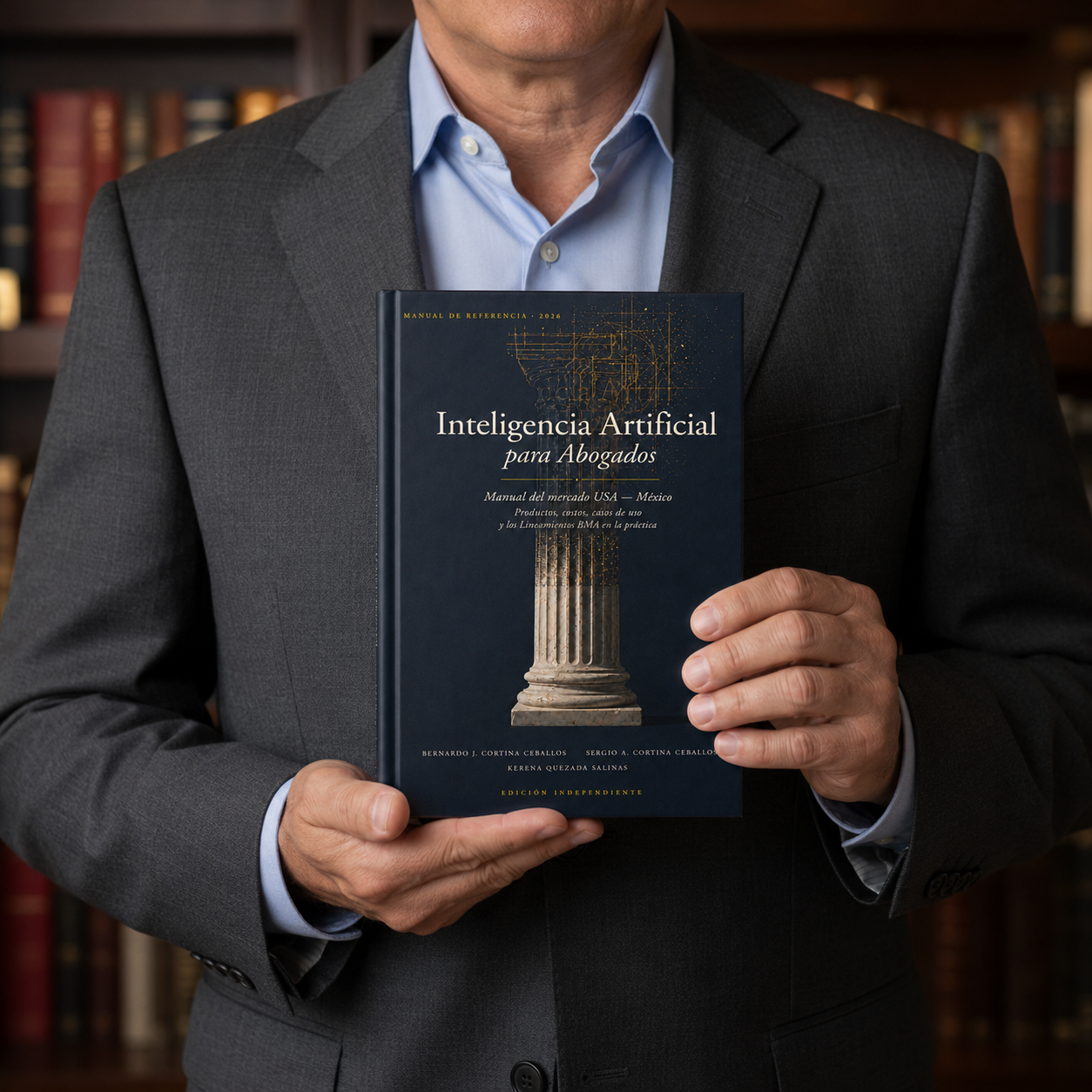 Profesional sosteniendo el libro frente a una librería